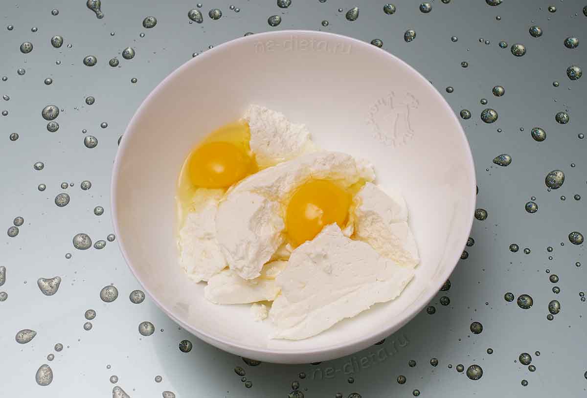 В миску выложить творог и яйца