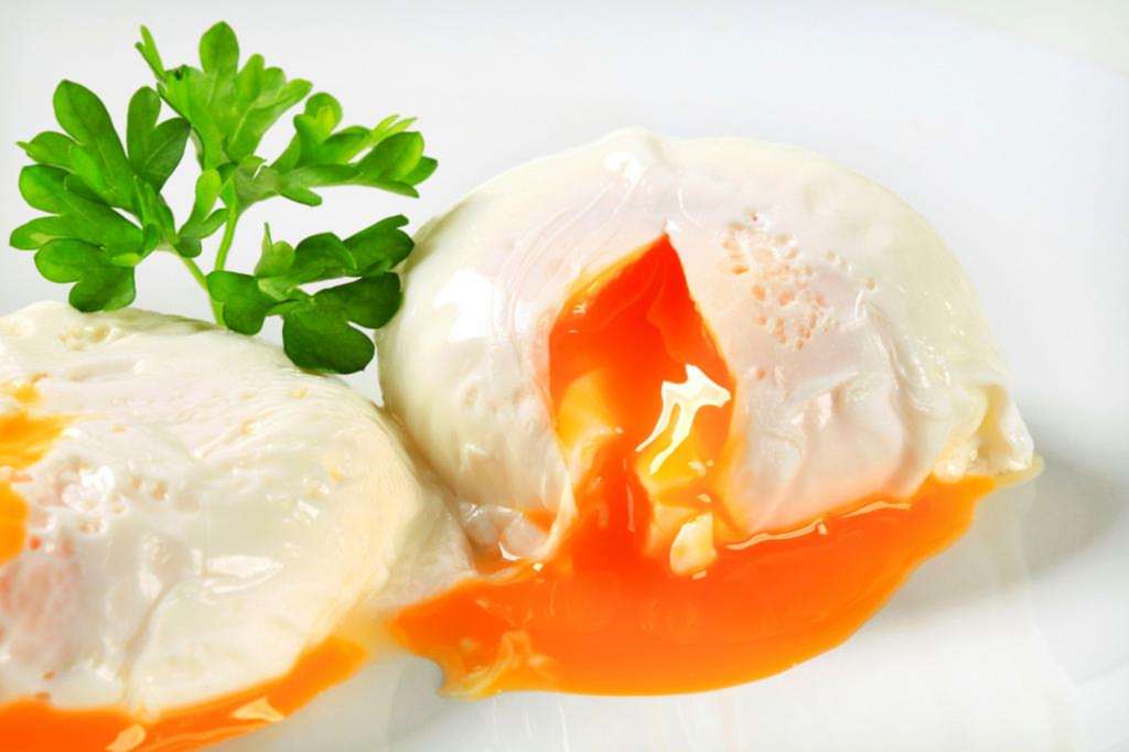 Узнаем как правильно приготовить яйца пашот в домашних условиях