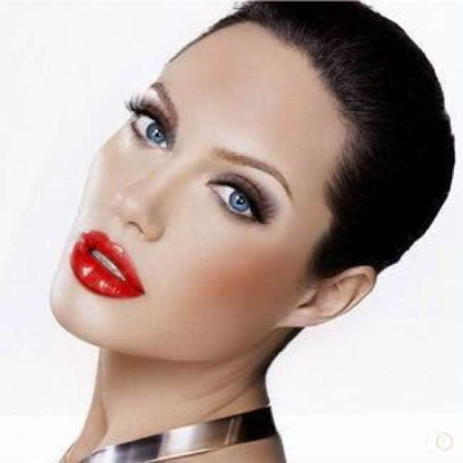 Яркий макияж в стиле Джоли