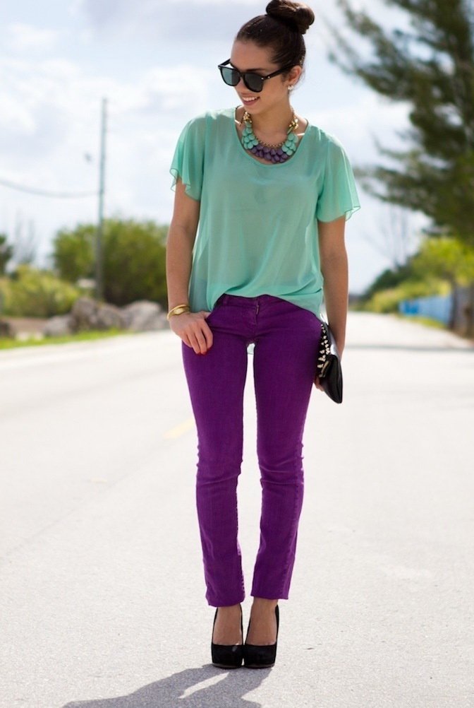 С чем носить фиолетовые брюки